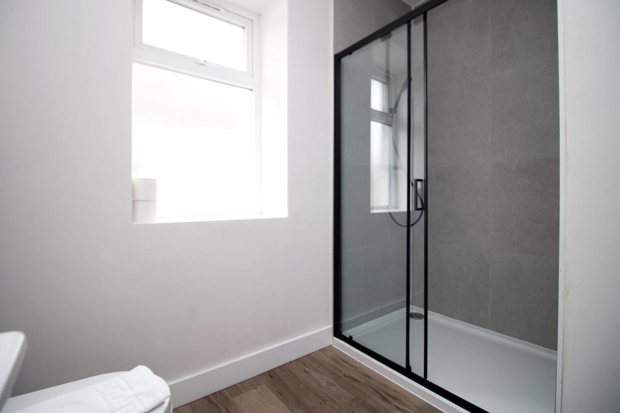 Large 5 Bedroom House - Harlequin Gardens - Parking - Wifi Cardiff Luaran gambar